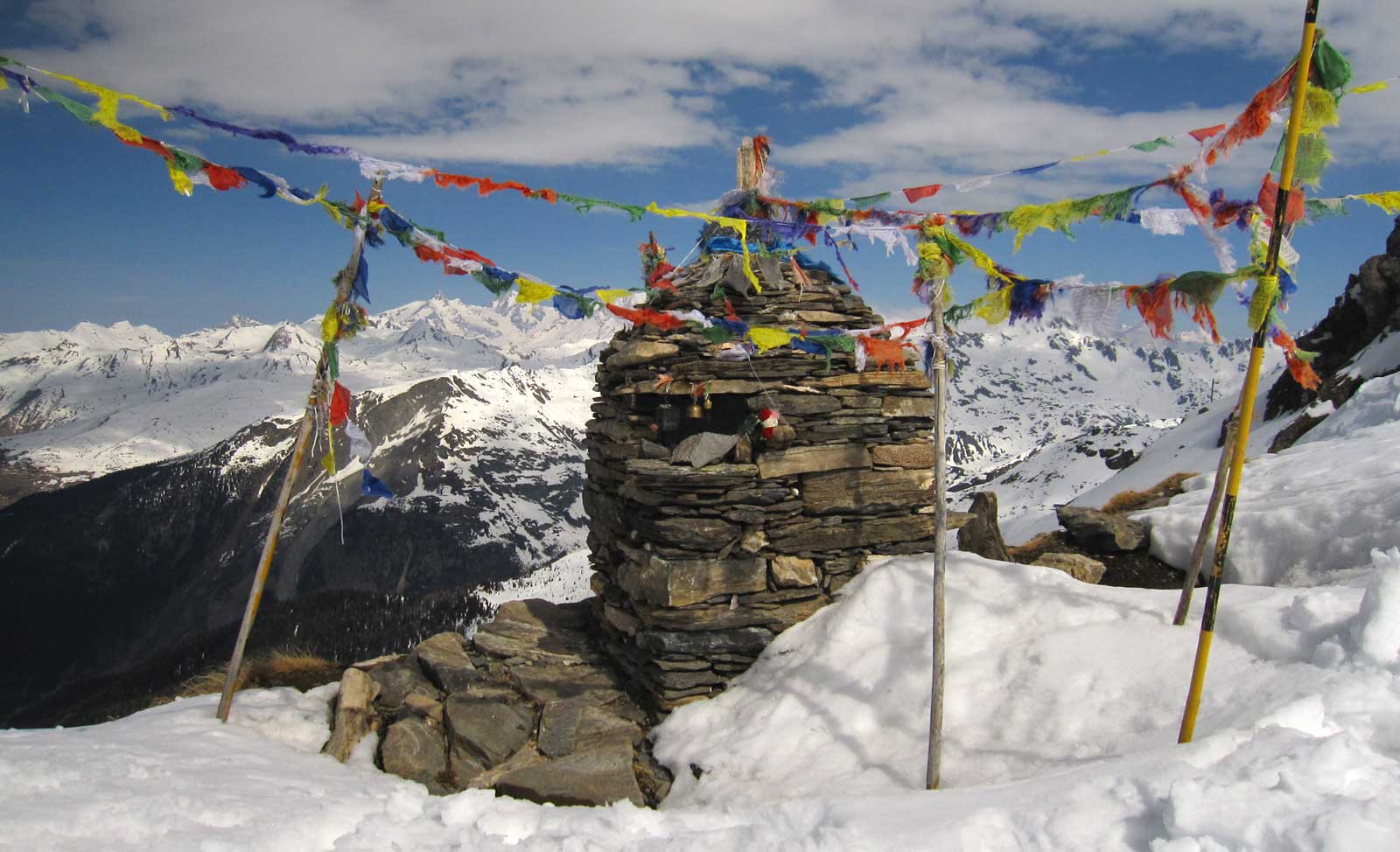 Ambiance Tibet. Qui a mis les drapeaux à prières ?