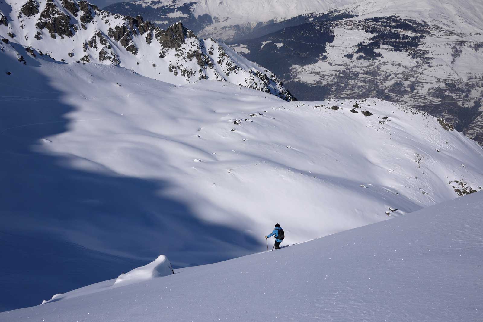 Départ hors piste dans une neige immaculée