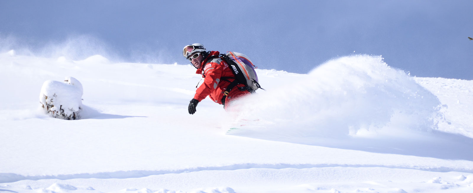 Fabrice joue avec son snowboard