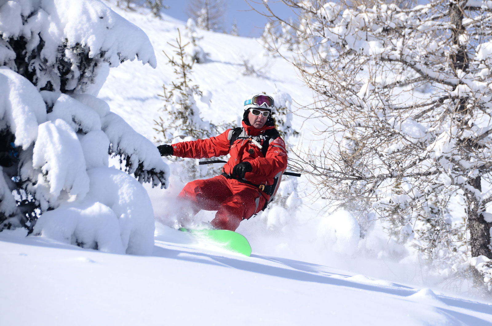 Snowboard entre sapins et mélèzes